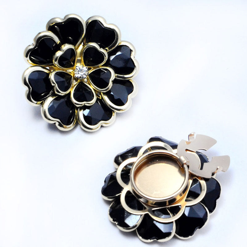 🌸 Clip cubrebotones con perlas y flores