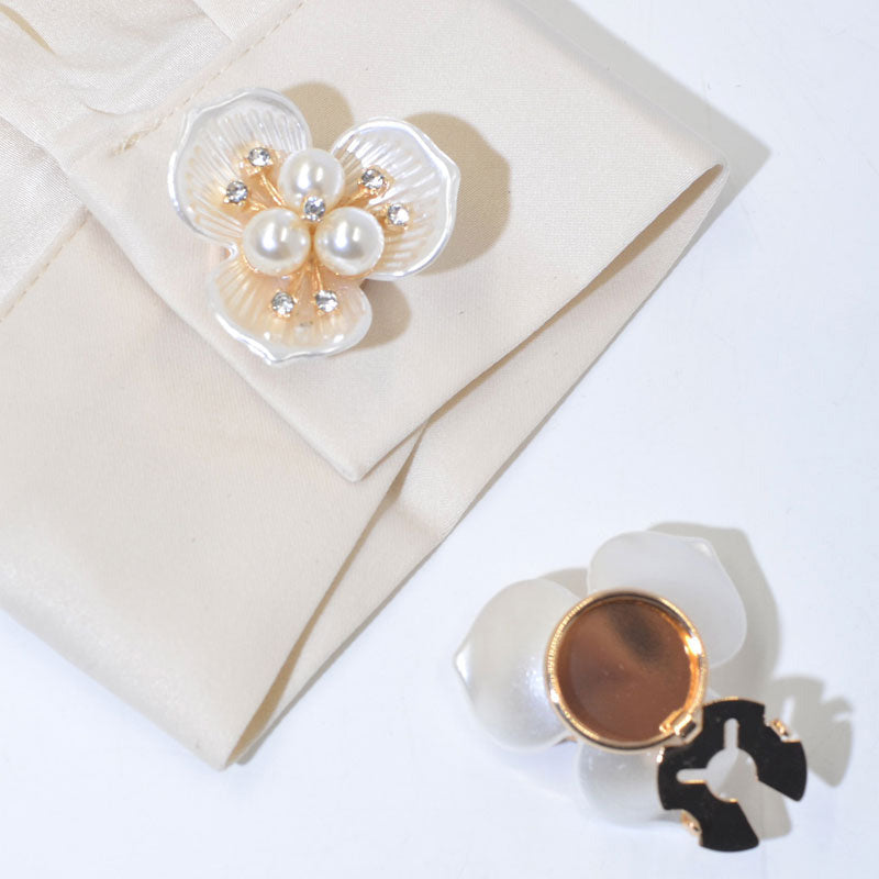 🌸 Clip cubrebotones con perlas y flores