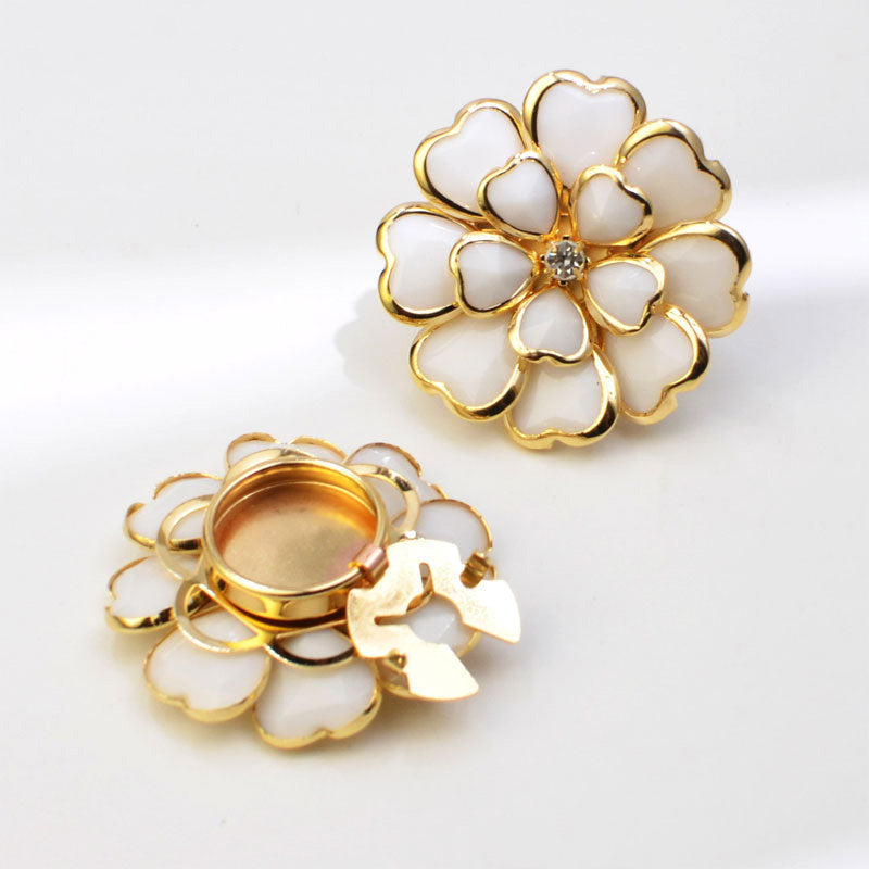 🌸 Clip cubrebotones con perlas y flores